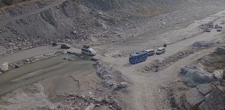 बिपी राजमार्गमा जोखिमपूर्ण यात्रा : रोशी खोलाको अस्थायी कच्ची सडकले बढायो दुर्घटनाको जोखिम